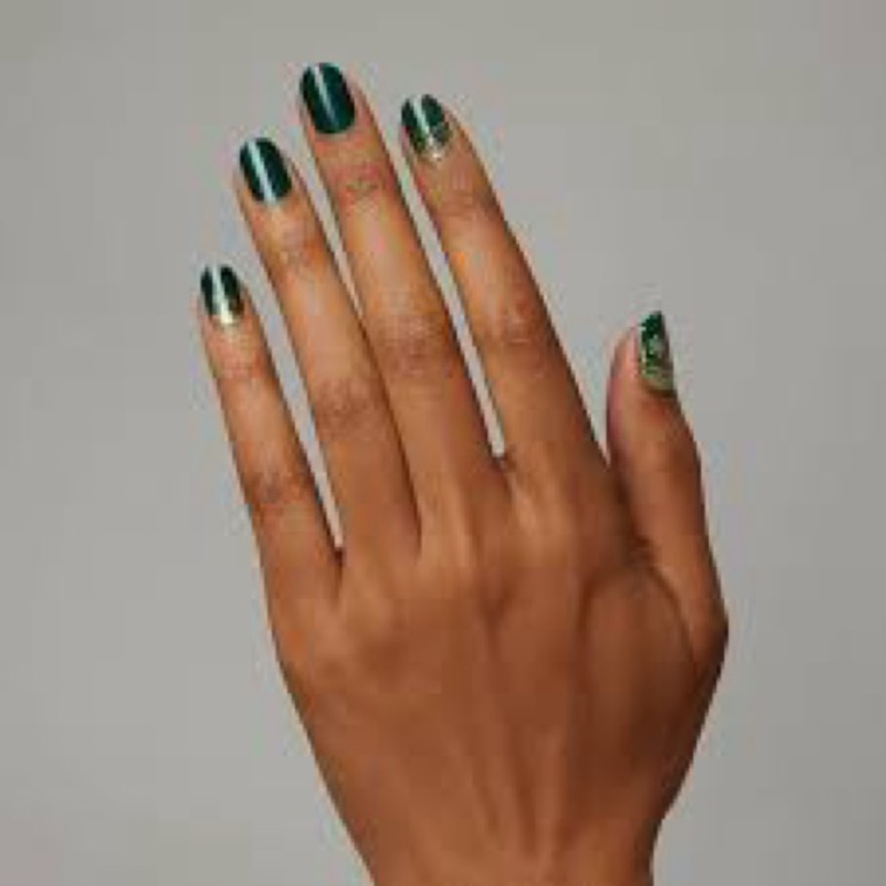 Dashing Diva Gloss Gel Nail Strips “Deck the Halls”